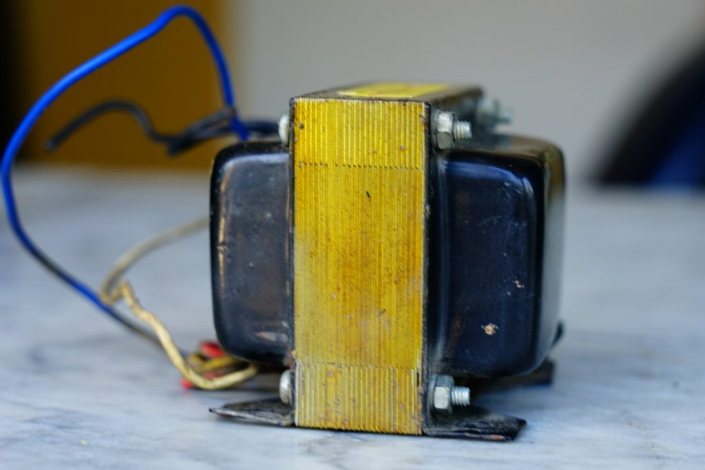 Straty mocy w transformatorze sieciowym – skąd się biorą i czy da się je wykluczyć?